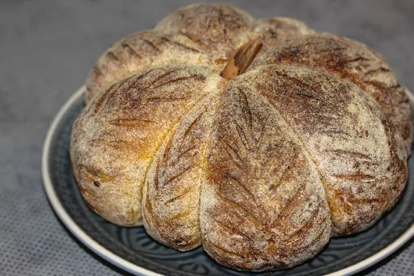 Hembakat Bröd Färskt Pumpaformat Bröd Bakgrund Till Thanksgiving Och Halloween — Stockfoto