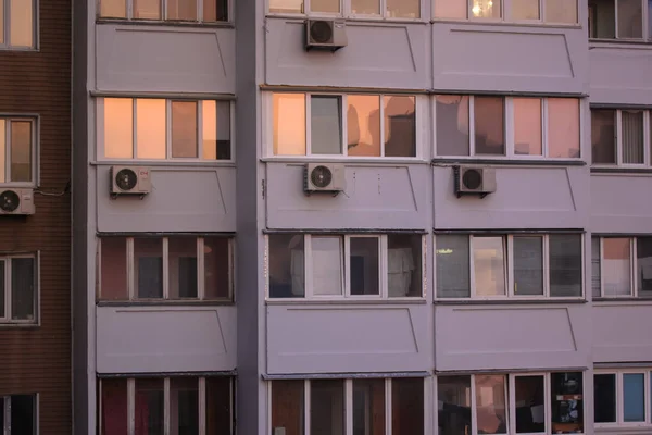 Fasada Budynku Mieszkalnego Biały Panel Dom Identyczne Balkony Nowoczesna Ukraińska — Zdjęcie stockowe