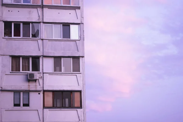 住宅建筑立面 白色嵌板房屋和相同的阳台 现代乌克兰建筑 — 图库照片