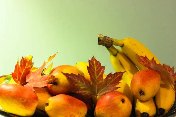 Herbst Stillleben Reife Saftige Birnen Und Ahornblätter Nahaufnahme — Stockfoto