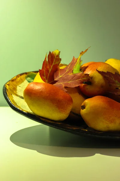 Herbst Stillleben Reife Saftige Birnen Und Ahornblätter Nahaufnahme — Stockfoto