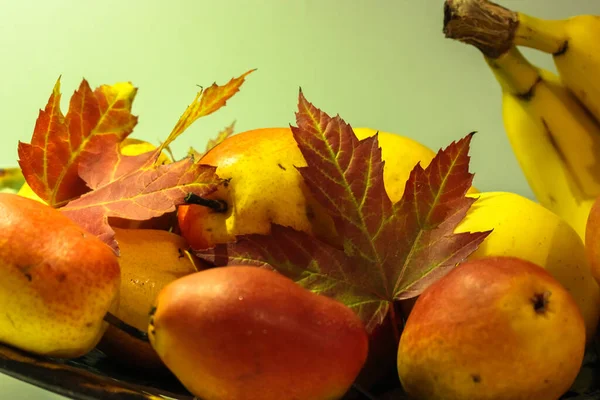 Herbst Stillleben Reife Saftige Birnen Und Ahornblätter Nahaufnahme — Stockfoto