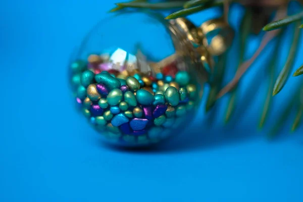 Hermoso Juguete Árbol Navidad Forma Una Bola Vidrio Con Elementos — Foto de Stock