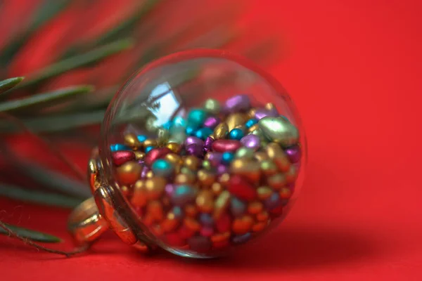Piękna Zabawka Choinkowa Postaci Szklanej Kuli Kolorowymi Elementami Wewnątrz Gałęzi — Zdjęcie stockowe