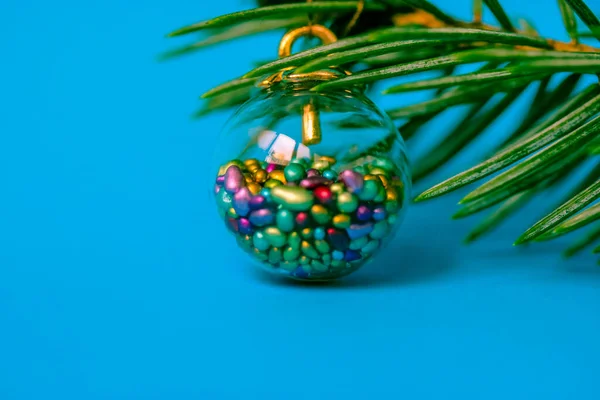 Hermoso Juguete Árbol Navidad Forma Una Bola Vidrio Con Elementos — Foto de Stock