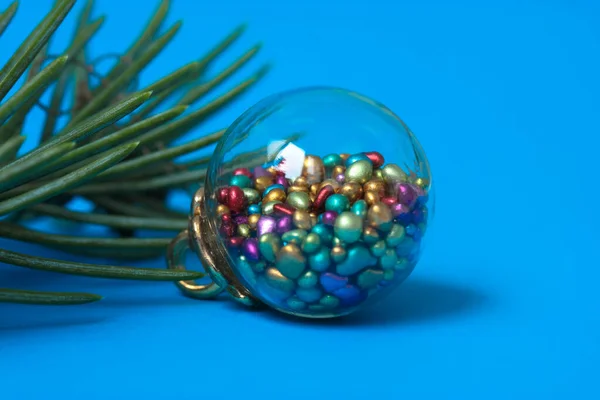 Hermoso Juguete Árbol Navidad Forma Una Bola Vidrio Con Elementos —  Fotos de Stock