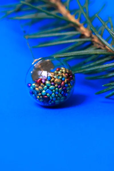 Hermoso Juguete Árbol Navidad Forma Una Bola Vidrio Con Elementos —  Fotos de Stock