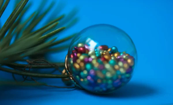 아름다운 크리스마스 장난감 모양의 요소들이 크리스마스 트리의 가지가 모양의 장난감 — 스톡 사진