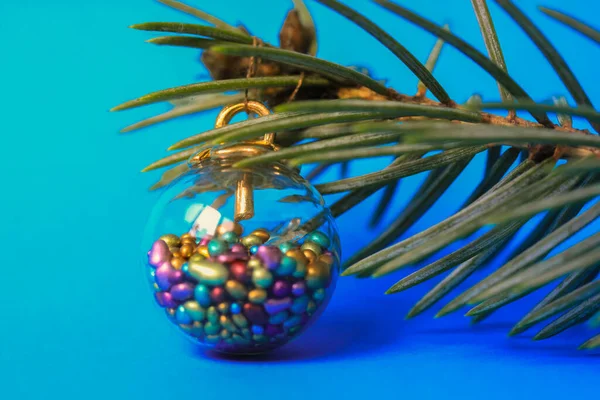 Krásná Vánoční Stromeček Hračka Podobě Skleněné Koule Barevnými Prvky Uvnitř — Stock fotografie