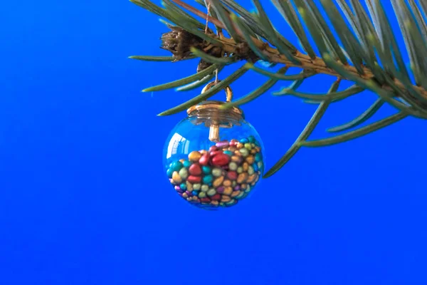 Piękna Choinka Zabawka Postaci Szklanej Kuli Kolorowymi Elementami Wewnątrz Gałęzi — Zdjęcie stockowe