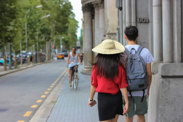 Una Ragazza Con Cappello Paglia Con Lunghi Capelli Scuri Ragazzo — Foto Stock