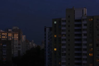 Koyu mavi gökyüzü ve çok katlı evlerin pencereleri ışıldıyor, büyük şehirdeki cadde manzarası, uzaklara gidiyor. Ukrayna, Kyiv 'de tipik mimari