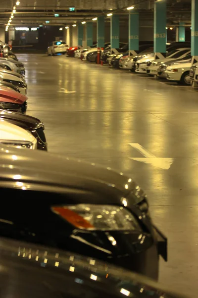 Aparcamiento Interior Centro Comercial Muchos Coches Diferentes Marcas Espacio Libre — Foto de Stock