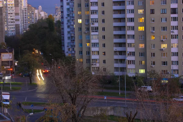 Tráfego Rápido Faróis Vermelhos Embaçados Rua Cidade Noite Fachadas Casas — Fotografia de Stock