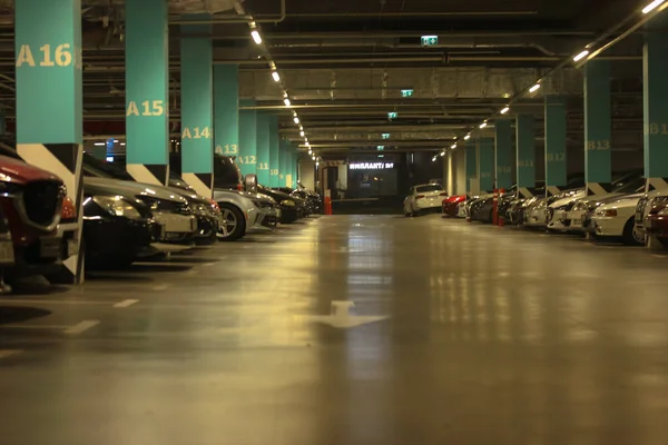 Хорошо Освещенная Автостоянка Легкой Навигацией Торговом Центре Многочисленными Автомобилями Вечернее — стоковое фото