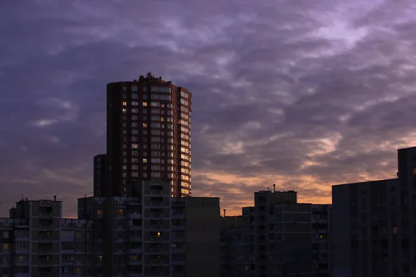 Lange Rode Bakstenen Gebouw Vele Andere Huizen Achter Het Tegen — Stockfoto