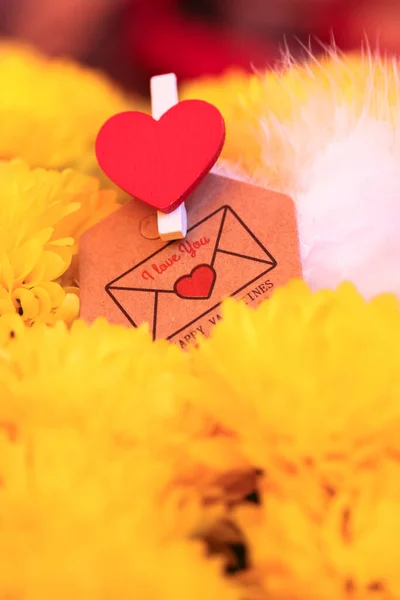 Obálka Milostný Zpověď Počest Valentýna Kytici Žlutých Chryzantémat Rozmazané Pozadí — Stock fotografie
