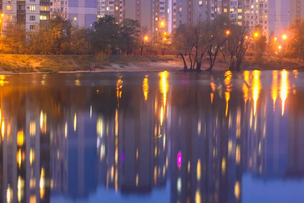 Silhuetter Flervåningshus Med Starkt Ljus Fönstren Reflekterar Över Den Blå — Stockfoto