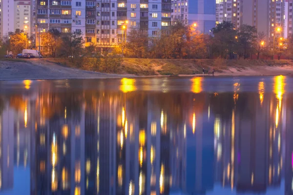 Силуэты Многоэтажных Домов Ярким Светом Окнах Отражают Голубую Поверхность Воды — стоковое фото
