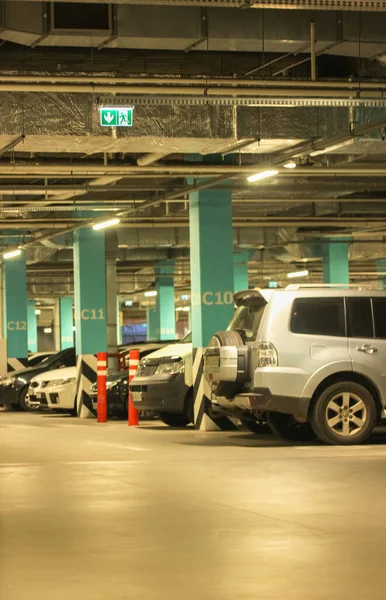 Aparcamiento Para Coches Centro Comercial Estacionado Una Fila Coches Sin — Foto de Stock