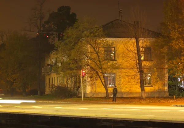 에프에 층짜리 주택과 저녁에 도로에서 빠르게 달리는 차량의 — 스톡 사진