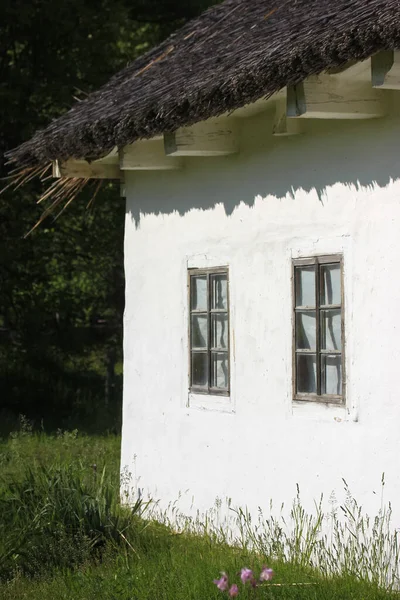 特写白色粘土房子立面的一个古老的木制窗户乌克兰一个村庄的建筑 乌克兰基辅Pirogovo博物馆 — 图库照片