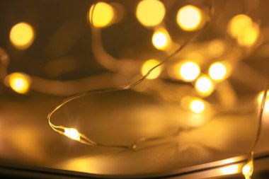 Yılbaşı arifesinin sarı ışıkları yakın plan, bulanık arka plan şenliği. Yüksek kalite fotoğraf