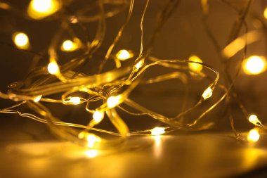 Yılbaşı arifesinin sarı ışıkları yakın plan, bulanık arka plan şenliği. Yüksek kalite fotoğraf