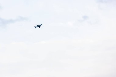 Uçak gökyüzüne yükselir öğleden sonra gökyüzüne karşı irtifa kazanır.