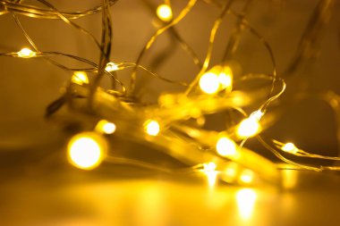 Yeni Yıl Arifesi 'nin sarı ışıkları yakın plan, bulanık arka plan