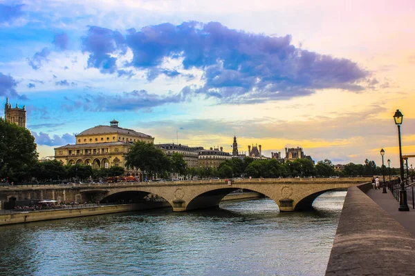 Paris 'teki Seine Nehri üzerindeki köprü, Fransız mimarisi ve Avrupa' nın pitoresk kentinin manzarası. — Stok fotoğraf