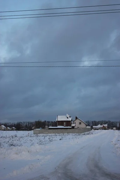 Camino de acceso a casa privada en el horizonte, invierno nevado y cielo azul nublado — Foto de Stock