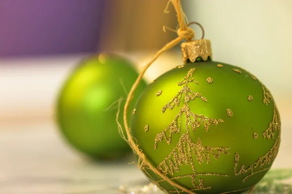 Altın Noel ağacı resmi olan yeşil Noel oyuncağı, mor arka plan — Stok fotoğraf