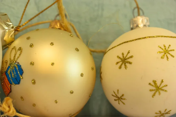 Vit julgran bollar med gyllene stjärnor och blå bakgrund, festlig inredning — Stockfoto