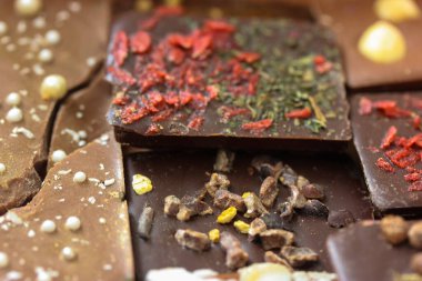 El yapımı süt ve fındıklı, otlu ve çiçekli koyu çikolata. Kimse yok.