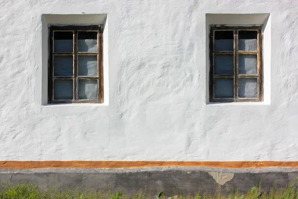 Fönster på fasaden av en vit lera hus i traditionell ukrainsk stil — Stockfoto