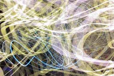 Gece, araba farlarından çıkan kaotik sarı çizgiler şehrin içinden hızla geçiyor. Uzun pozlama.