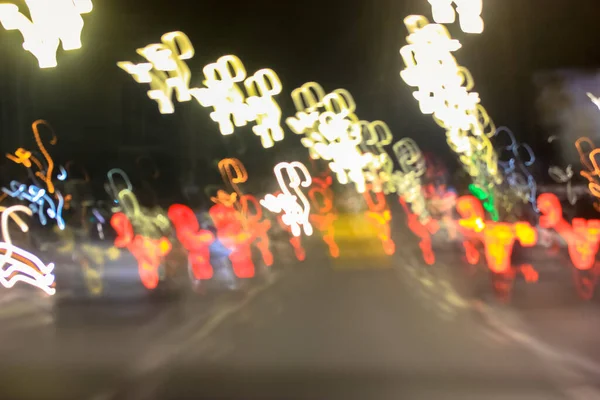 Cars on the road in the city late at night and the lights of headlights, neon lights, advertising signs and street lamps. Evening traffic jams in the big city — Stock Photo, Image