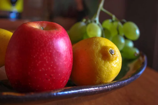 Stilleben frischer saisonaler Früchte, reifer roter Äpfel, Zitrone und grüner Trauben. — Stockfoto
