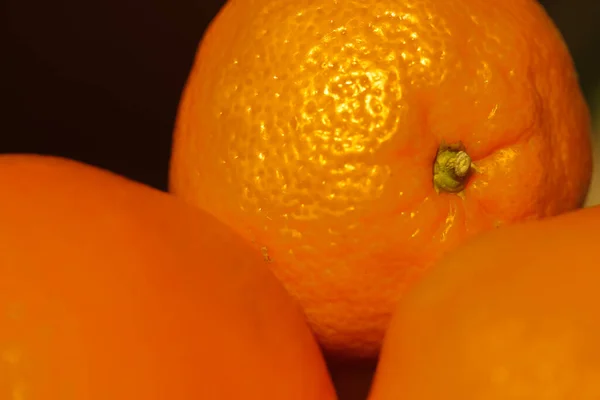 成熟的整个橙子在黑色背景下的特写，冬季维生素C — 图库照片