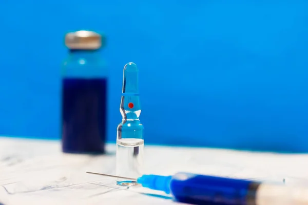 Medicinsk Transparent Ampull Glas Står Ett Bord Blå Vägg Bakgrund — Stockfoto