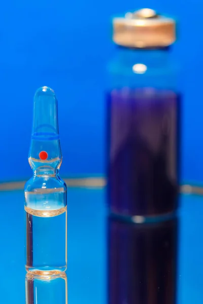 Genomskinlig Ampull Glas Står Ett Bord Blå Bakgrund Influensavaccin Isolerat — Stockfoto