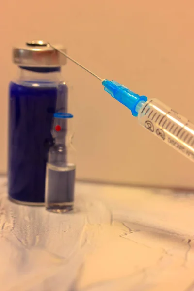 Een Medisch Transparante Ampul Staat Een Tafel Gele Muurachtergrond Griepvaccin — Stockfoto