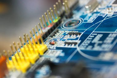 Mavi arka planda renkli mikropanonun ters tarafı. Elektronik pano, elektrik parçaları, bilgisayar ekipmanları yüksek kaliteli fotoğraf.