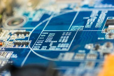 Mavi arka planda, mikropanonun ters tarafında. Elektronik pano, elektrik parçaları, bilgisayar ekipmanları. Yüksek kalite fotoğraf