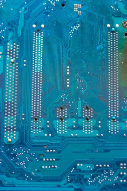 Mavi arka planda, mikropanonun ters tarafında. Elektronik pano, elektrik parçaları, bilgisayar ekipmanları. Yüksek kalite fotoğraf