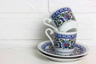 Beyaz tuğlalı arka planda izole edilmiş iki geleneksel Türk kahve fincanı. Yüksek kalite fotoğraf