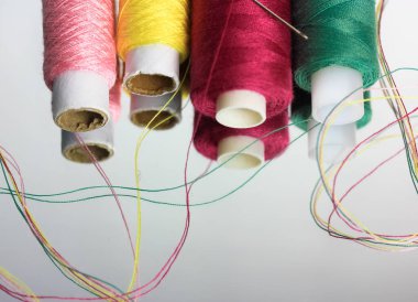 Bobinlerdeki çok renkli iplikler aynanın yüzeyine yansıyor. Dikiş ve dikiş işi. Yüksek kalite fotoğraf