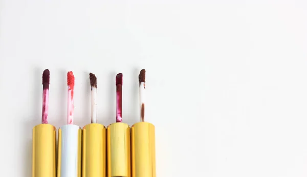 Ανοιχτοί Σωλήνες Υγρών Lip Gloss Διαφορετικές Αποχρώσεις Λευκό Φόντο Χρωματική — Φωτογραφία Αρχείου