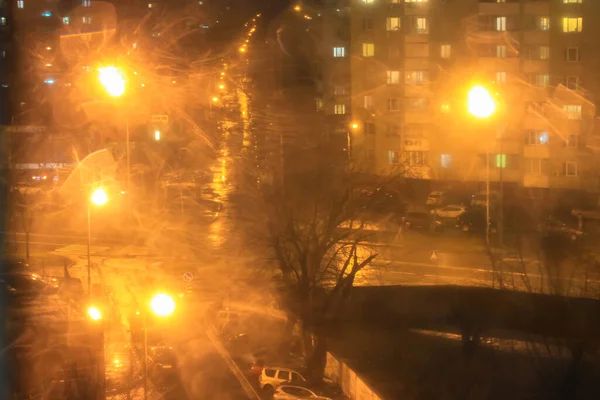 밤에는 도시의 내렸습니다 날씨가 가로등의 불빛과 차량이 도로를 달리고 있었다 — 스톡 사진